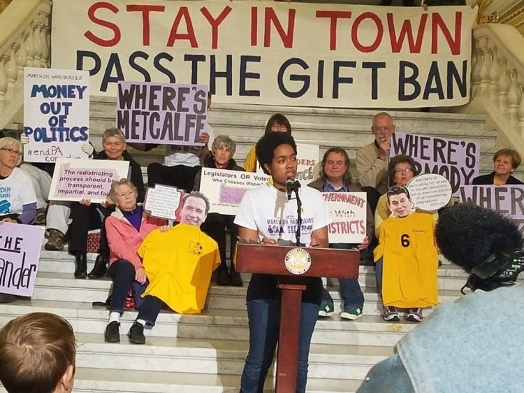 23561402_377703799336841_259930147718534629_n (1).jpg